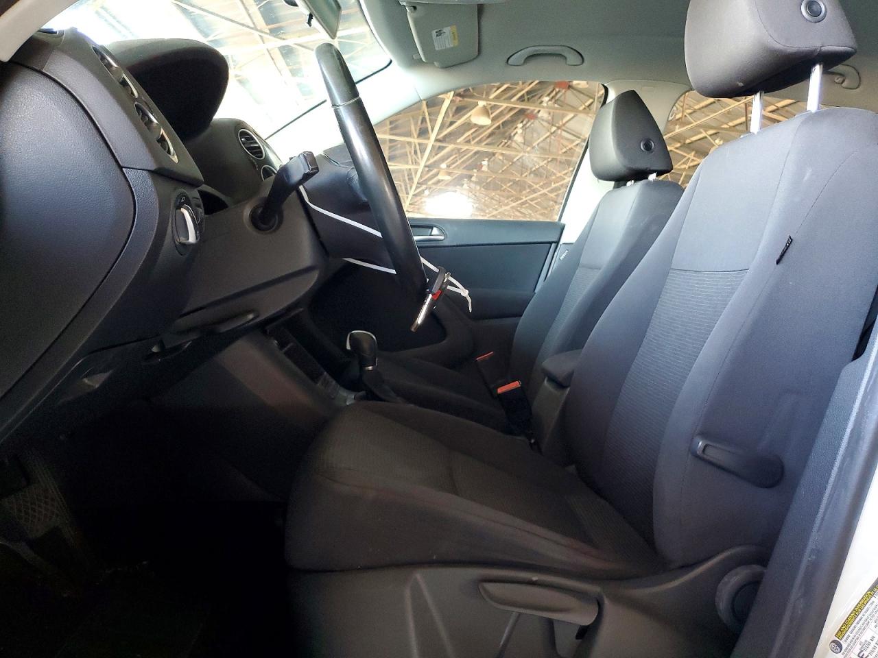 2015 Volkswagen Tiguan S White vin: WVGAV7AX2FW565345