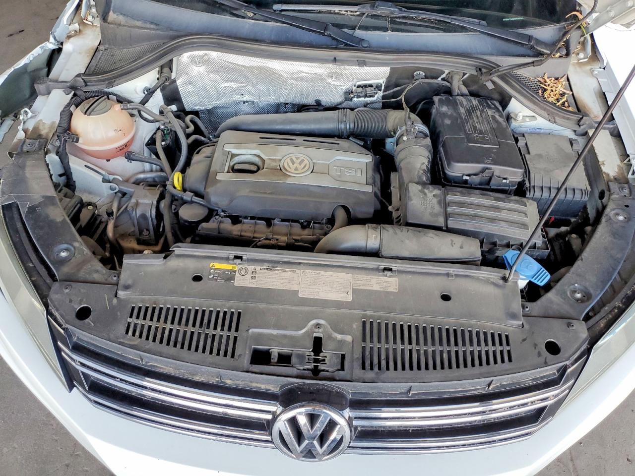 2015 Volkswagen Tiguan S White vin: WVGAV7AX2FW565345