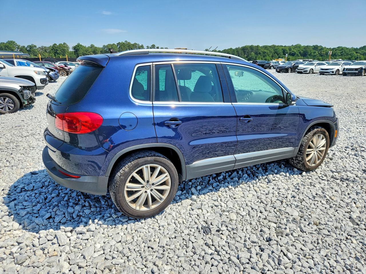 2015 Volkswagen Tiguan S Blue vin: WVGAV7AX2FW592898