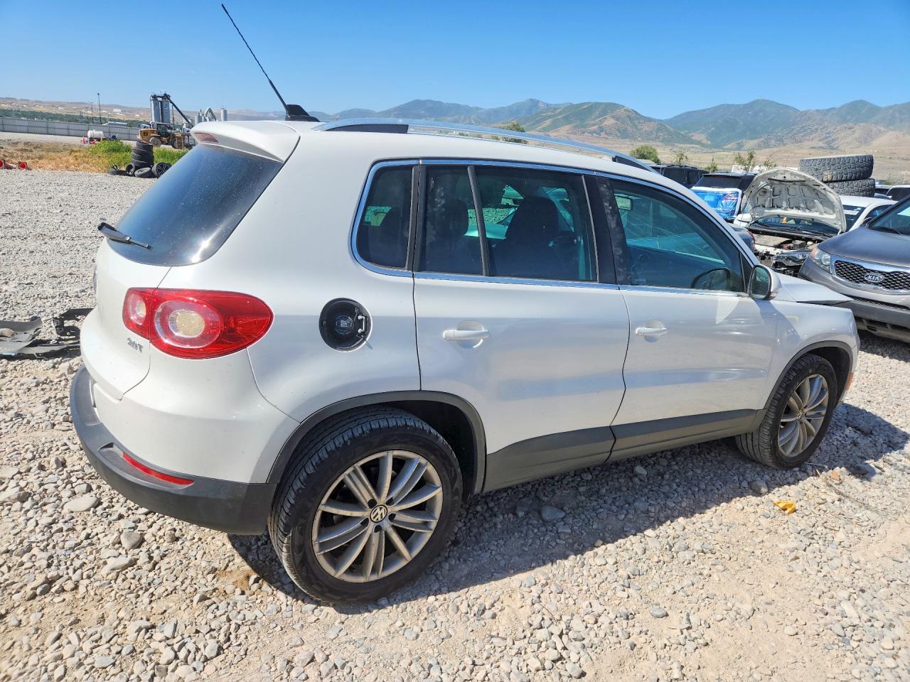 2011 Volkswagen Tiguan S Белый vin: WVGAV7AX3BW521493