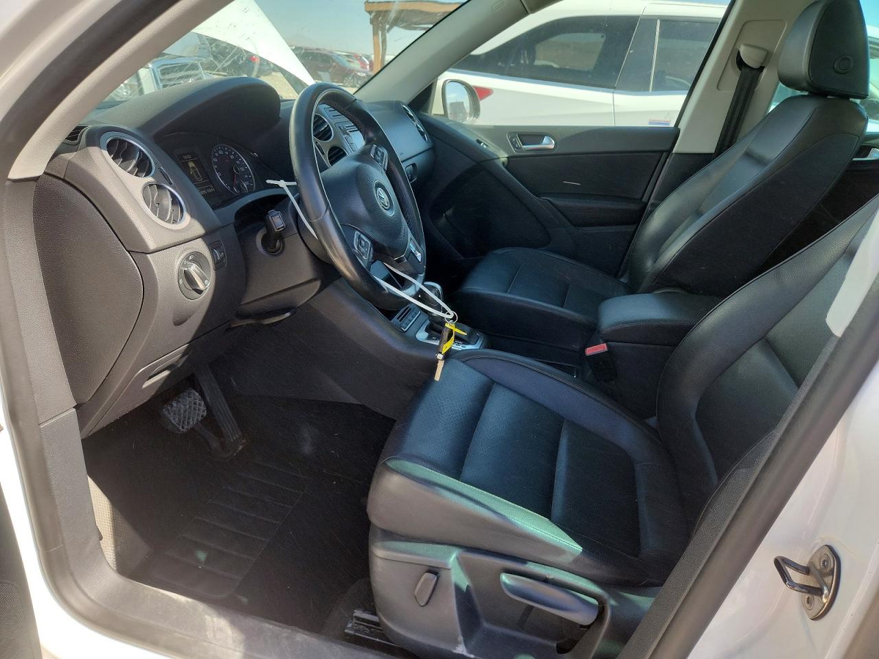 2011 Volkswagen Tiguan S Белый vin: WVGAV7AX3BW521493