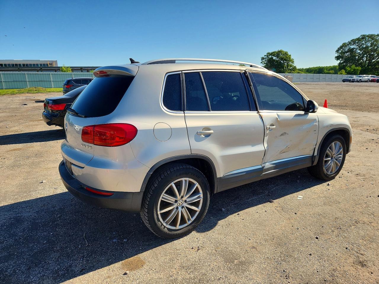 2012 Volkswagen Tiguan S Silver vin: WVGAV7AX3CW555550