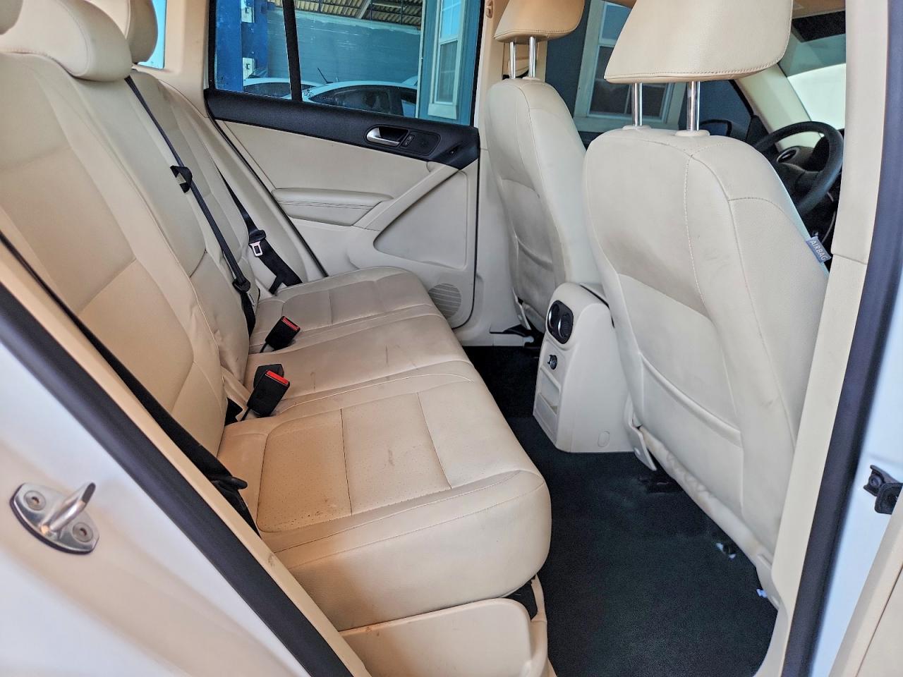 2012 Volkswagen Tiguan S White vin: WVGAV7AX3CW557637