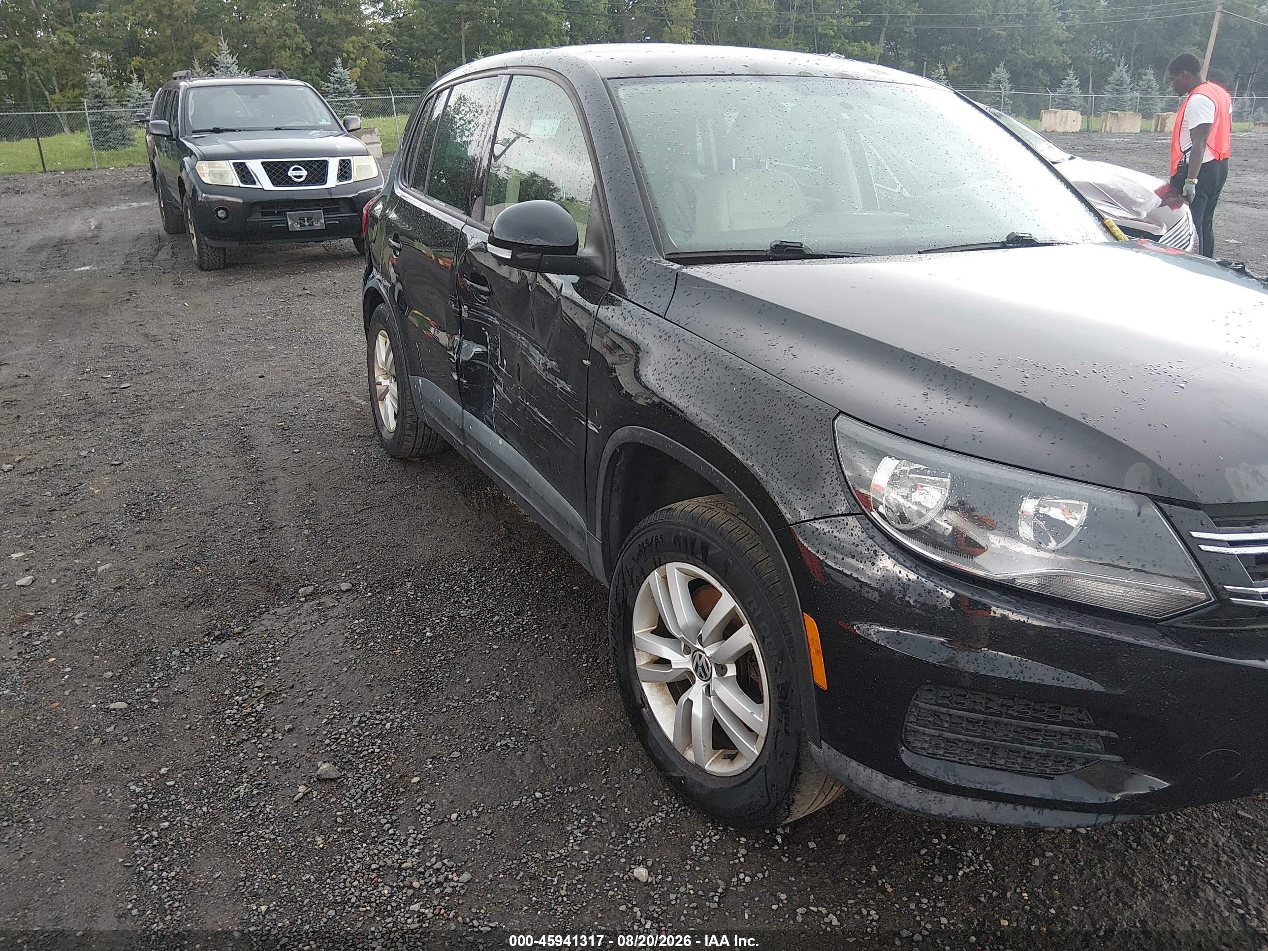 2012 Volkswagen Tiguan Le Black vin: WVGAV7AX3CW568640