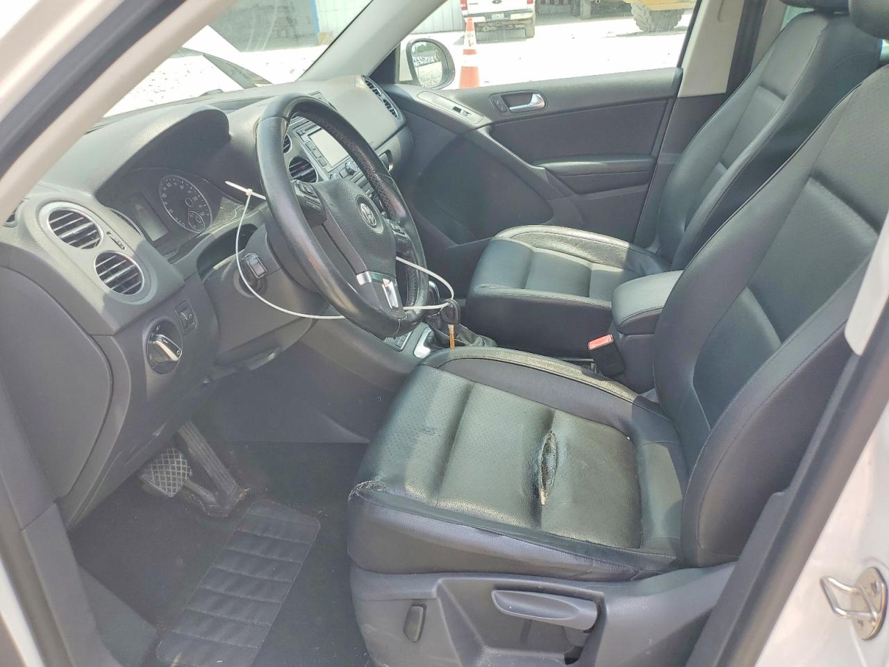 2012 Volkswagen Tiguan S White vin: WVGAV7AX3CW598110