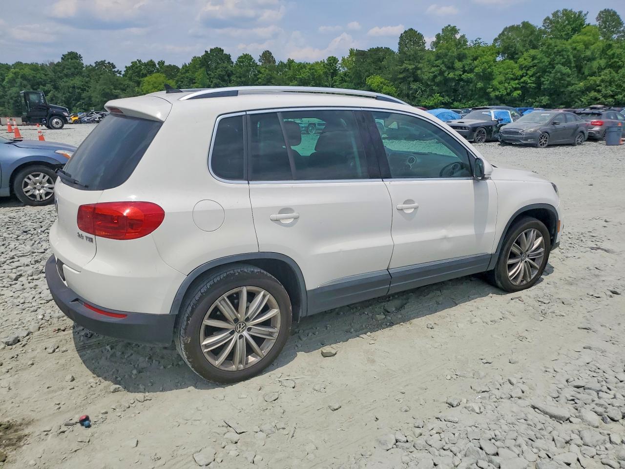 2012 Volkswagen Tiguan S White vin: WVGAV7AX3CW598110