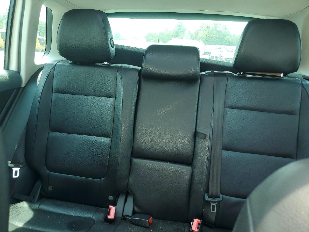2012 Volkswagen Tiguan S White vin: WVGAV7AX3CW598110