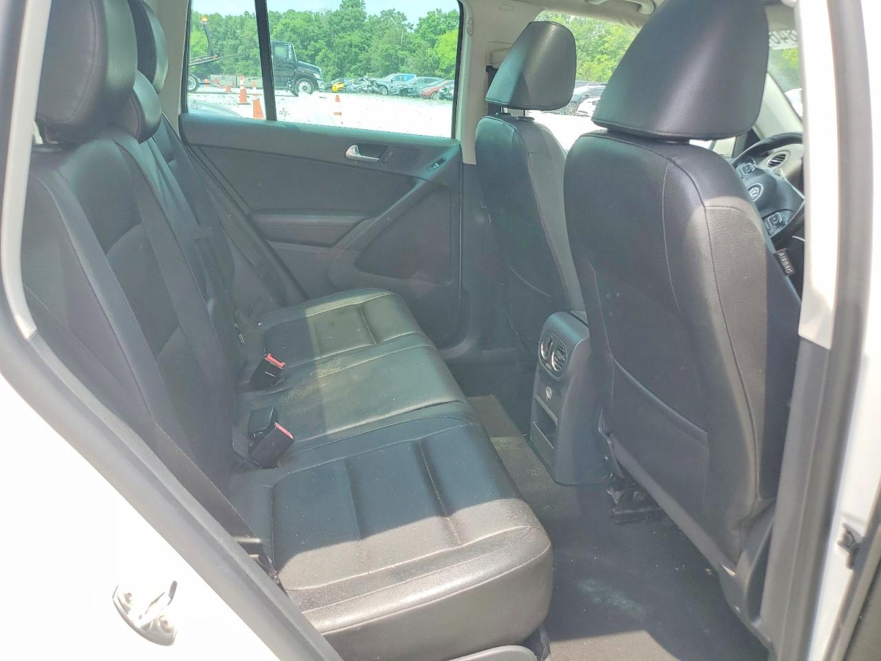 2012 Volkswagen Tiguan S White vin: WVGAV7AX3CW598110