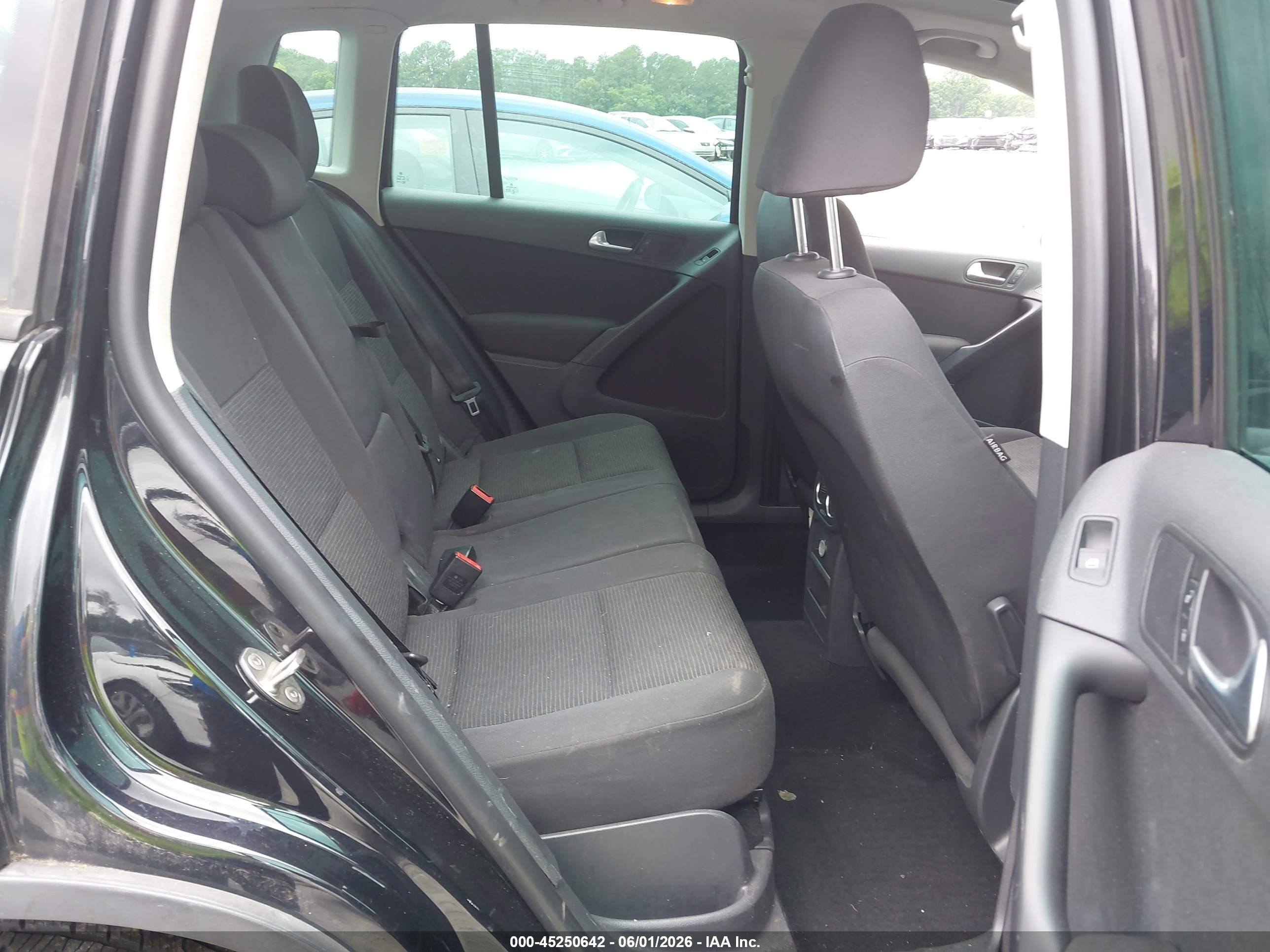 2012 Volkswagen Tiguan S Черный vin: WVGAV7AX3CW605914