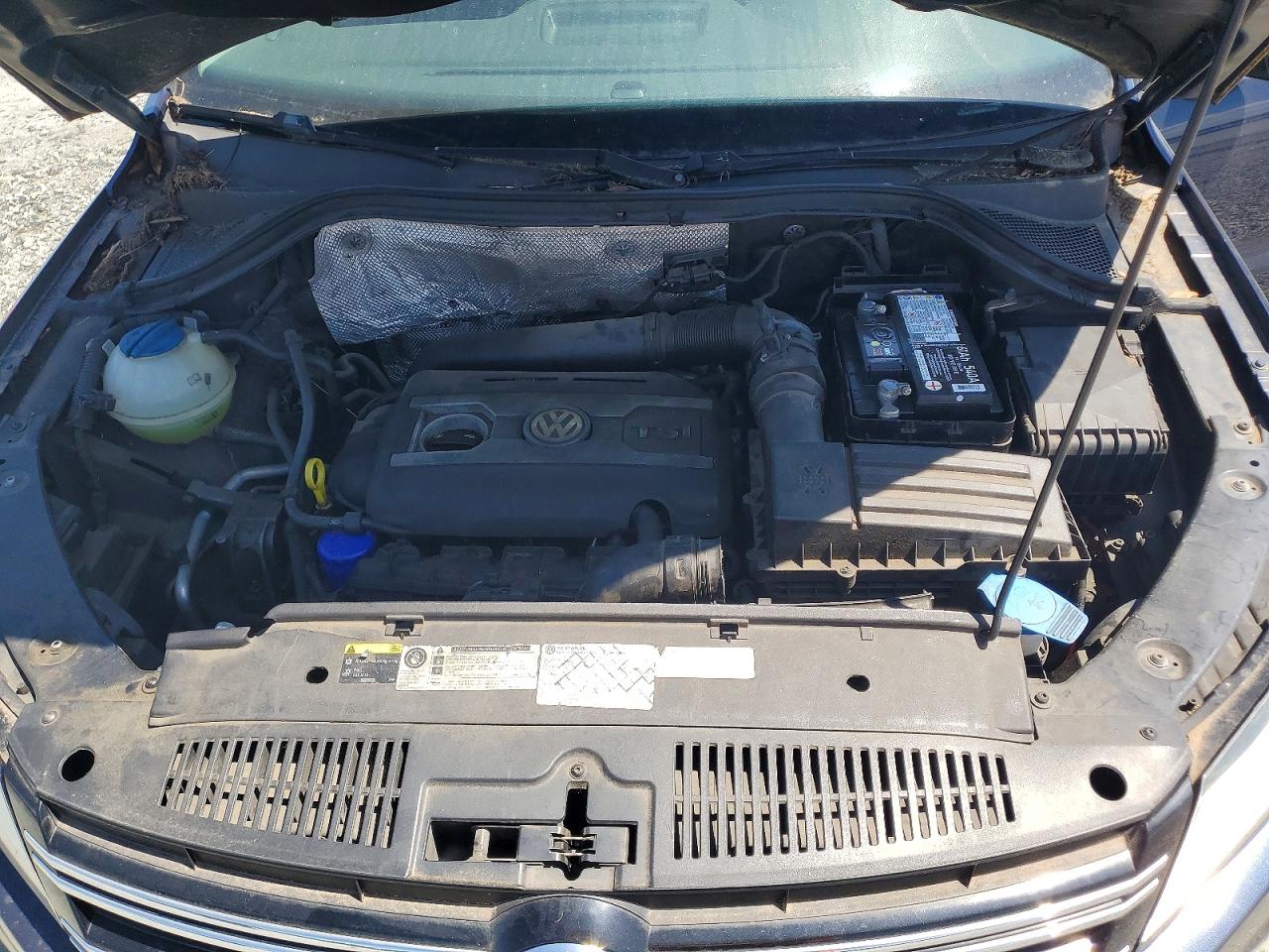 2015 Volkswagen Tiguan S Blue vin: WVGAV7AX3FW510743