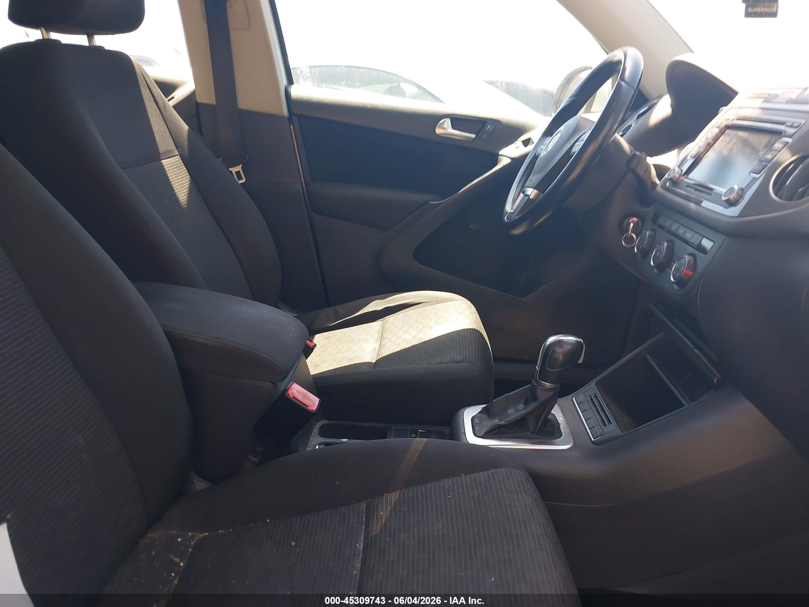 2015 Volkswagen Tiguan S Silver vin: WVGAV7AX3FW524187