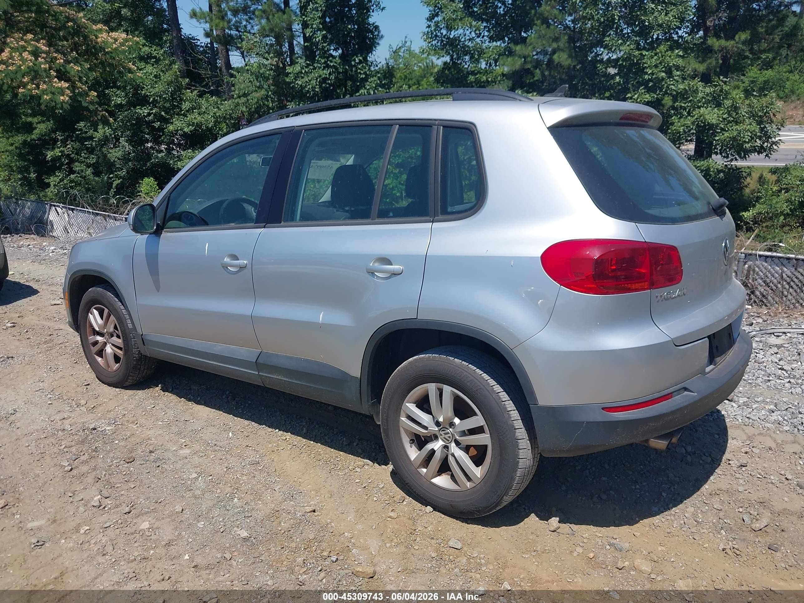 2015 Volkswagen Tiguan S Silver vin: WVGAV7AX3FW524187
