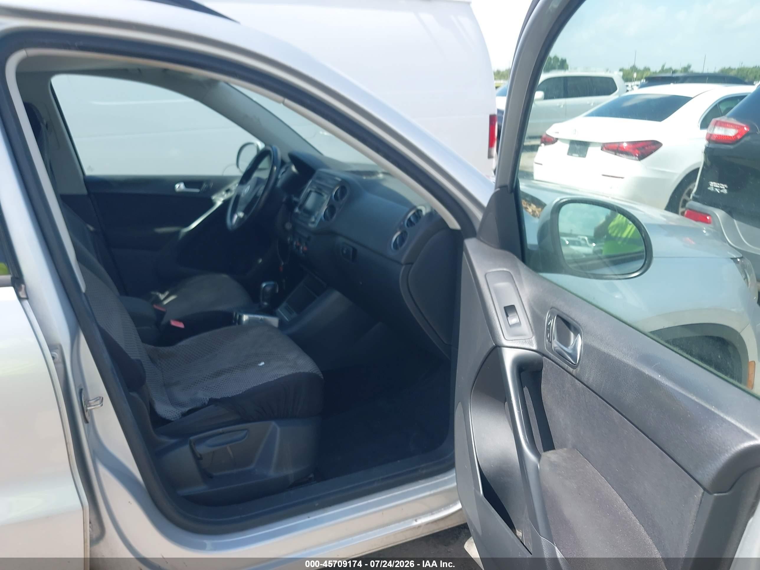 2015 Volkswagen Tiguan S Silver vin: WVGAV7AX3FW557142