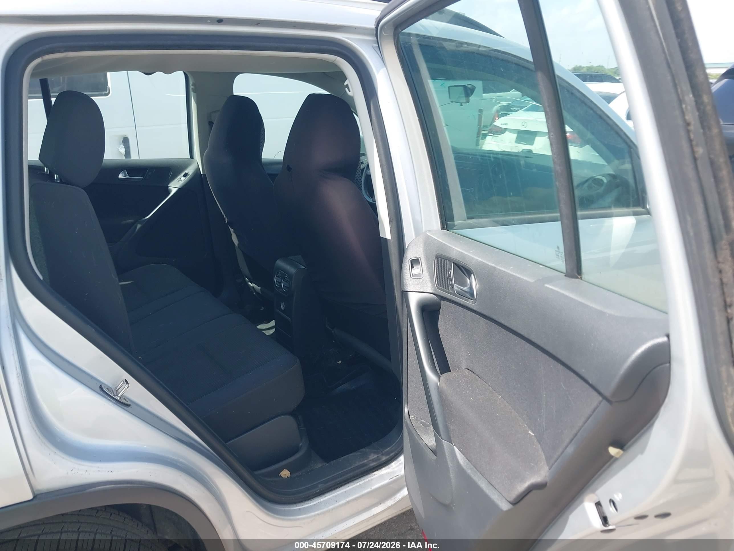 2015 Volkswagen Tiguan S Silver vin: WVGAV7AX3FW557142