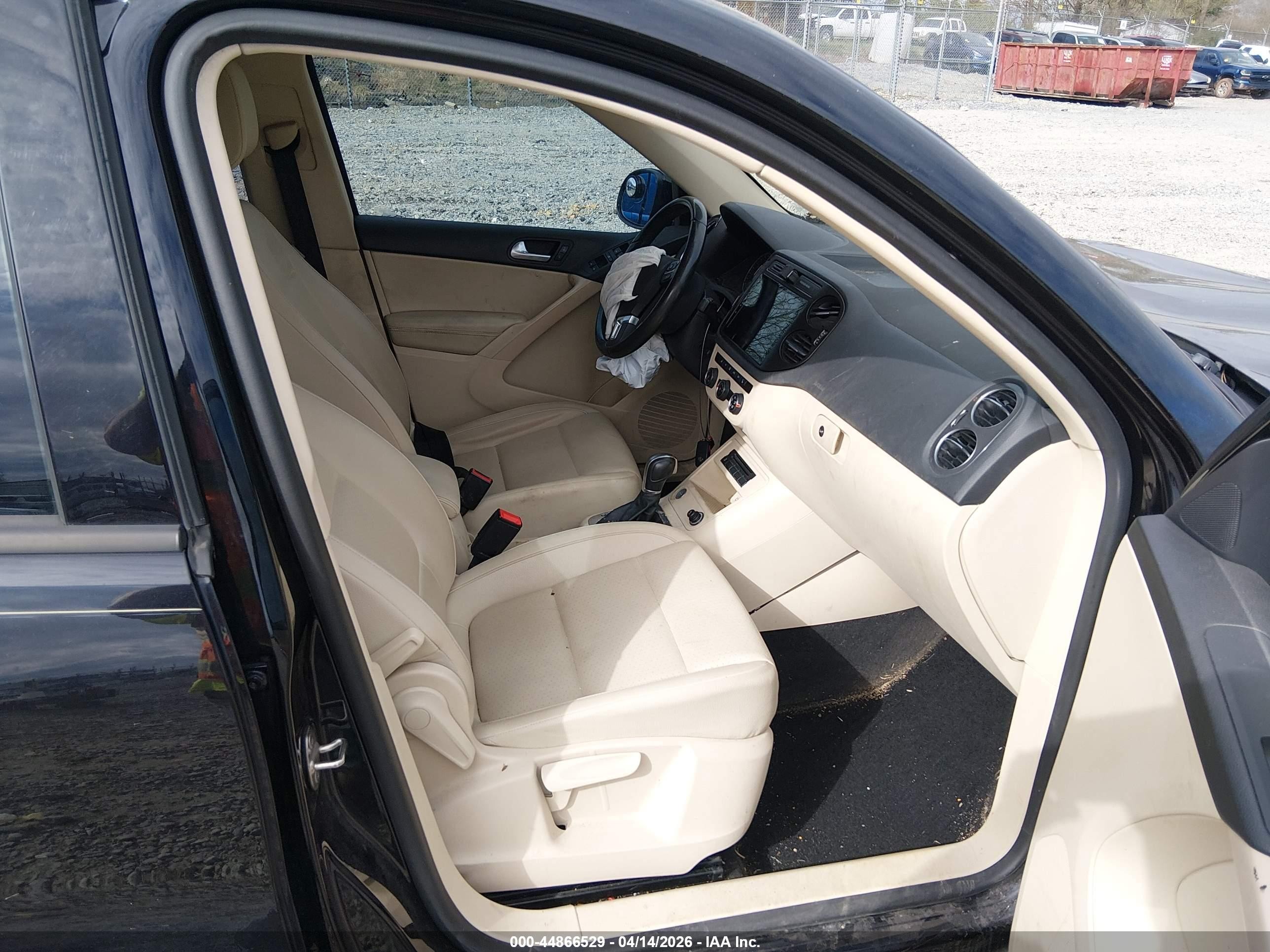 2016 Volkswagen Tiguan S Черный vin: WVGAV7AX3GK000076