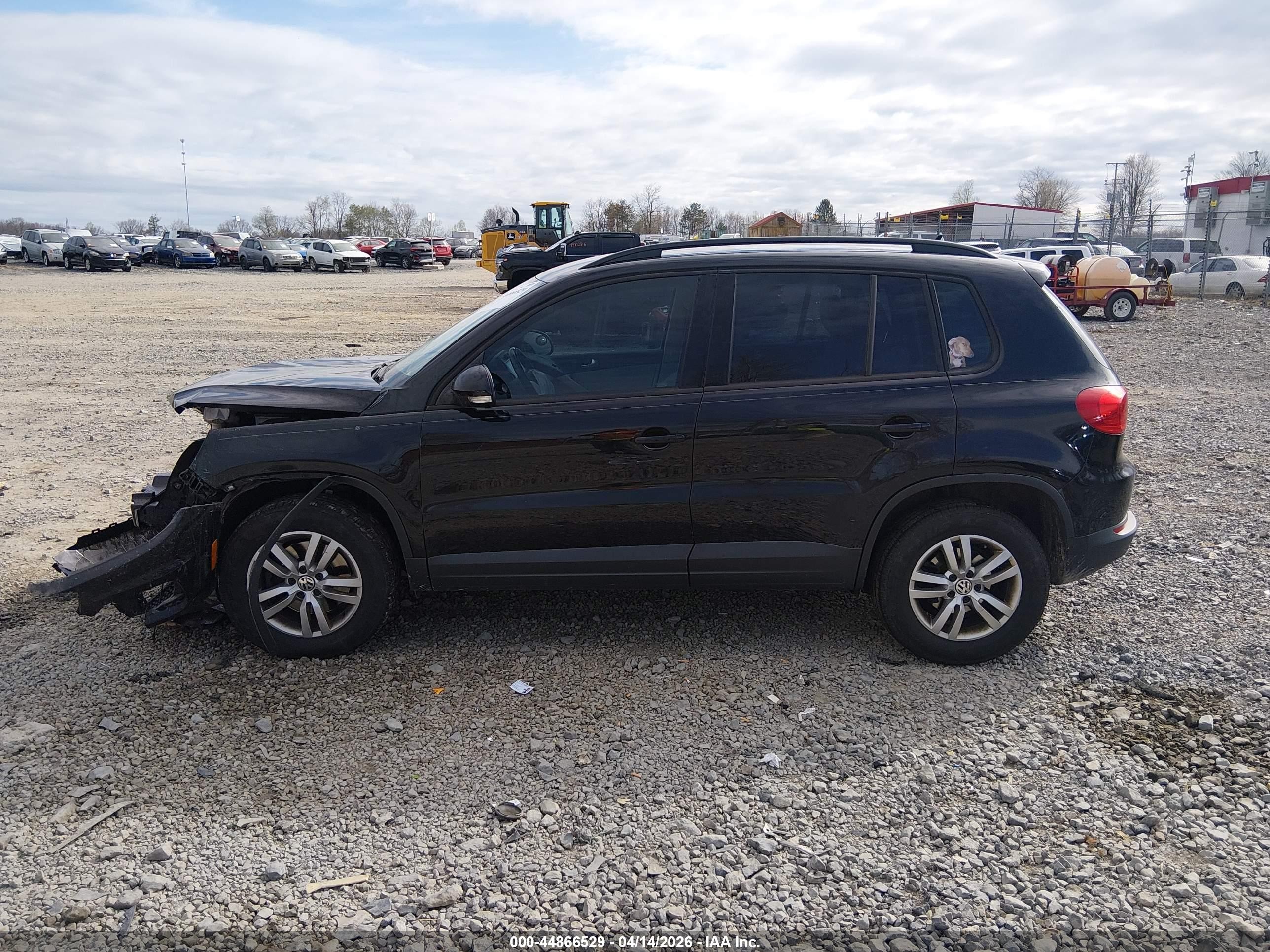 2016 Volkswagen Tiguan S Черный vin: WVGAV7AX3GK000076