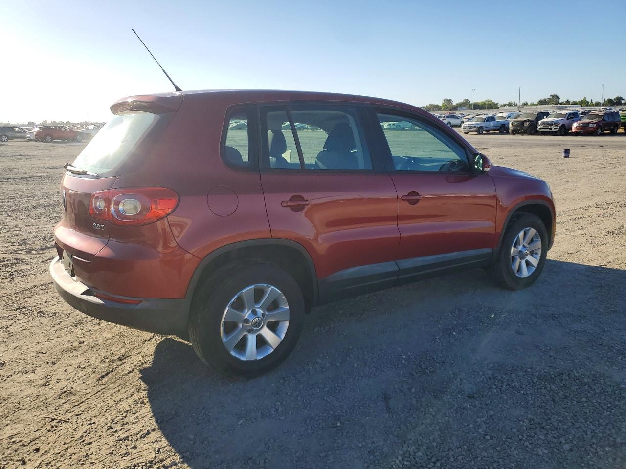 2010 Volkswagen Tiguan S/se/sel Burgundy vin: WVGAV7AX4AW000474