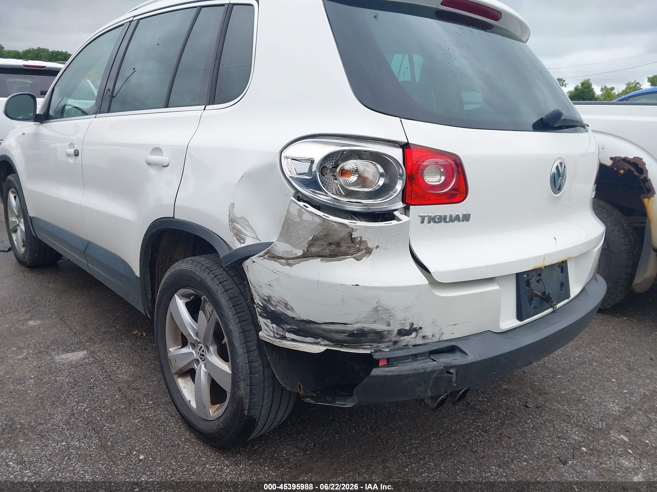 2010 Volkswagen Tiguan Wolfsburg Edition White vin: WVGAV7AX4AW001673