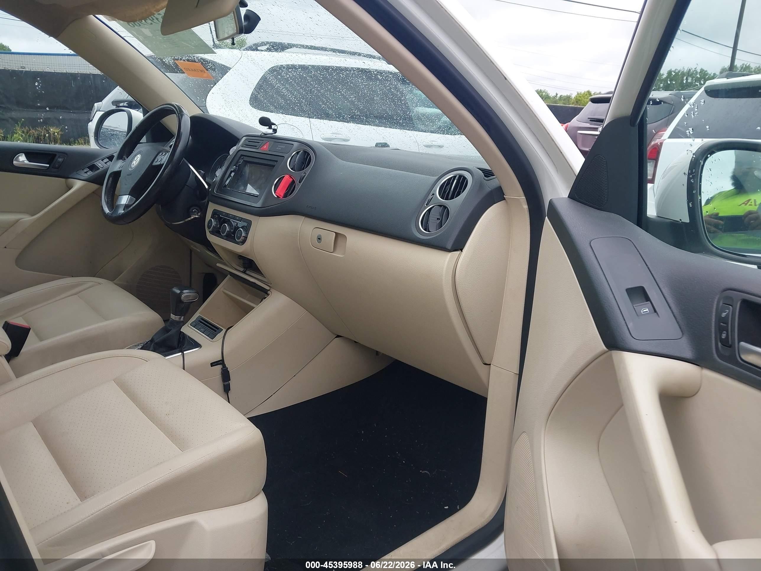 2010 Volkswagen Tiguan Wolfsburg Edition White vin: WVGAV7AX4AW001673