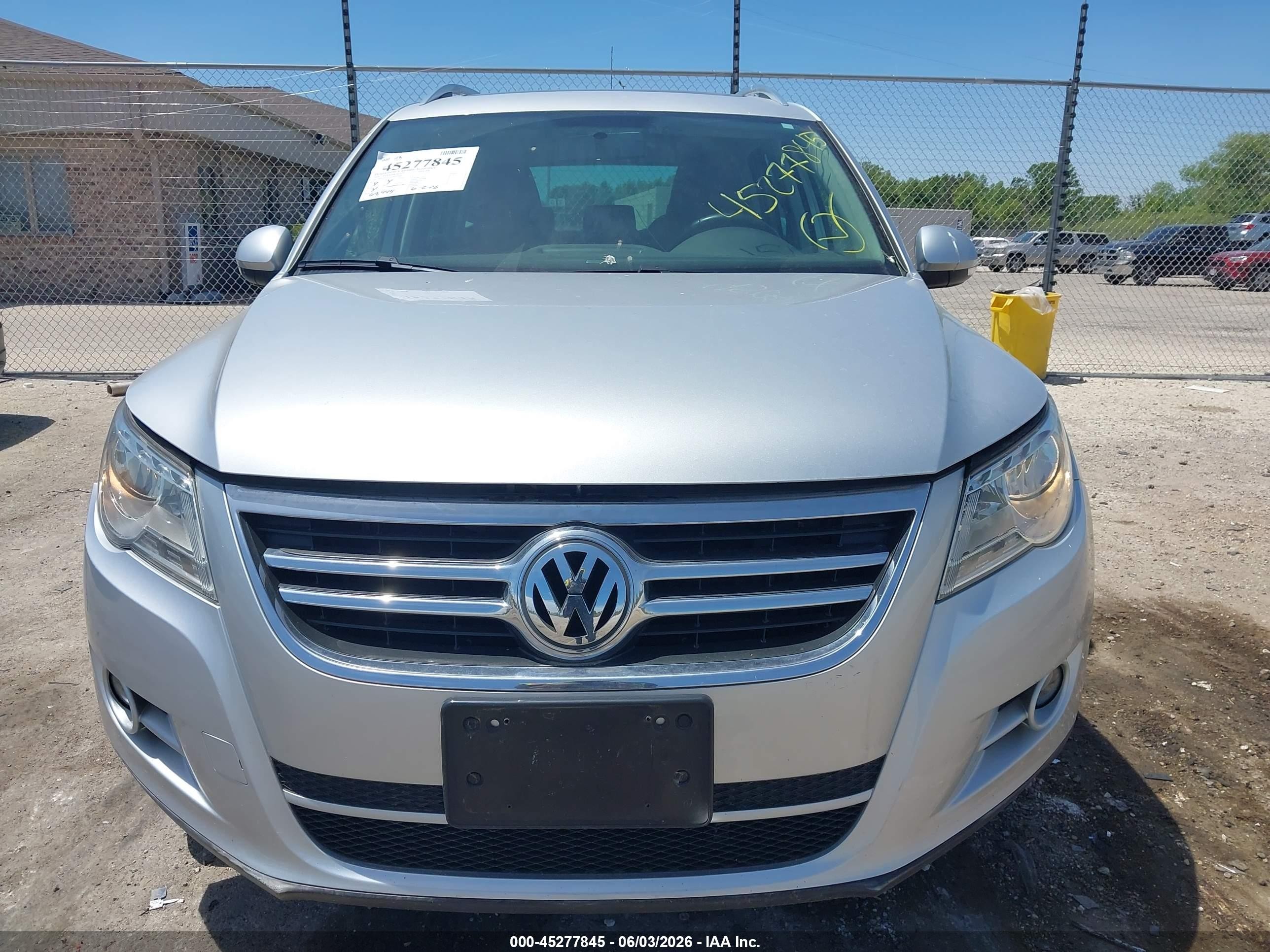 2010 Volkswagen Tiguan Se Gray vin: WVGAV7AX4AW509089