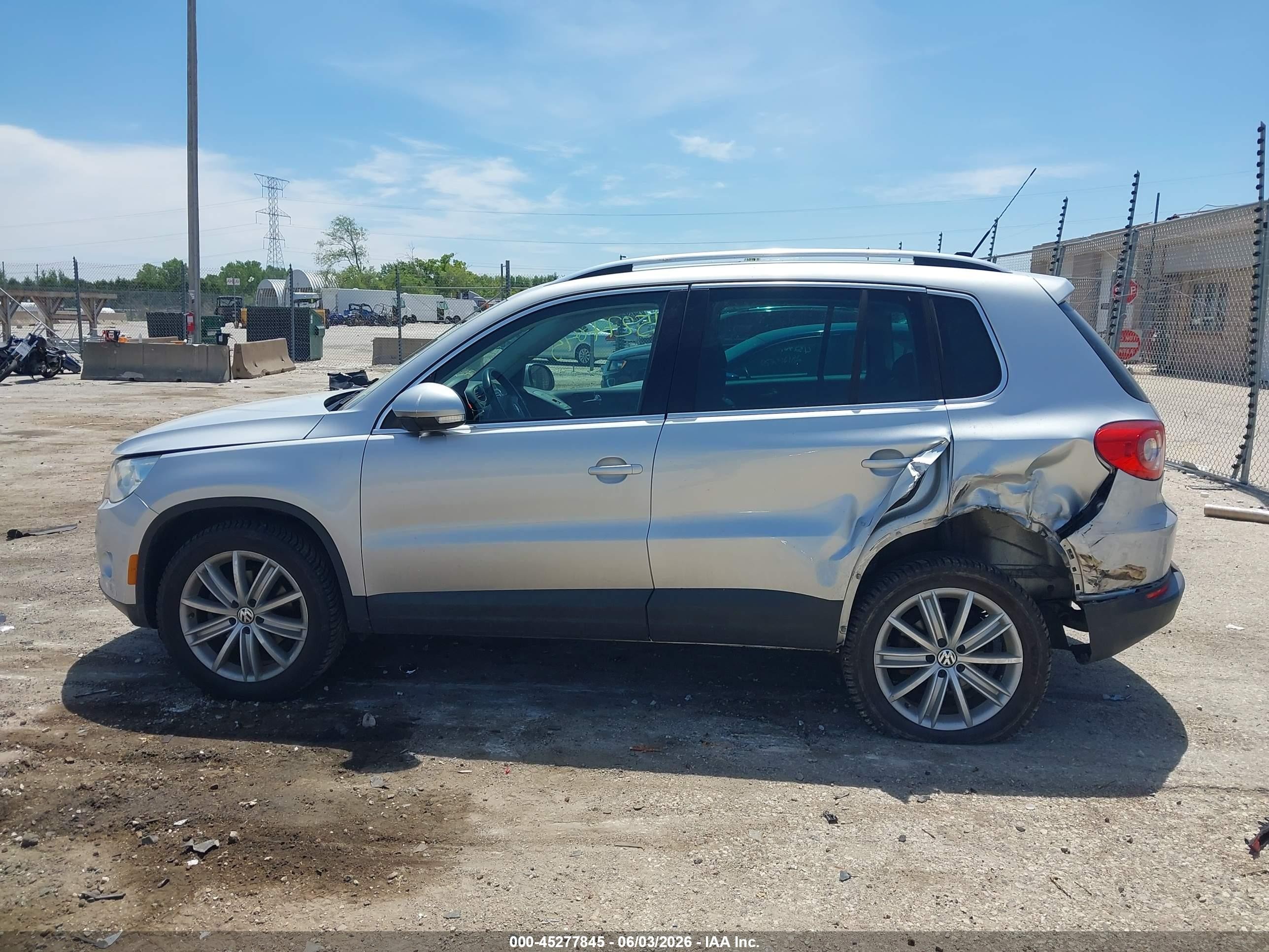 2010 Volkswagen Tiguan Se Gray vin: WVGAV7AX4AW509089