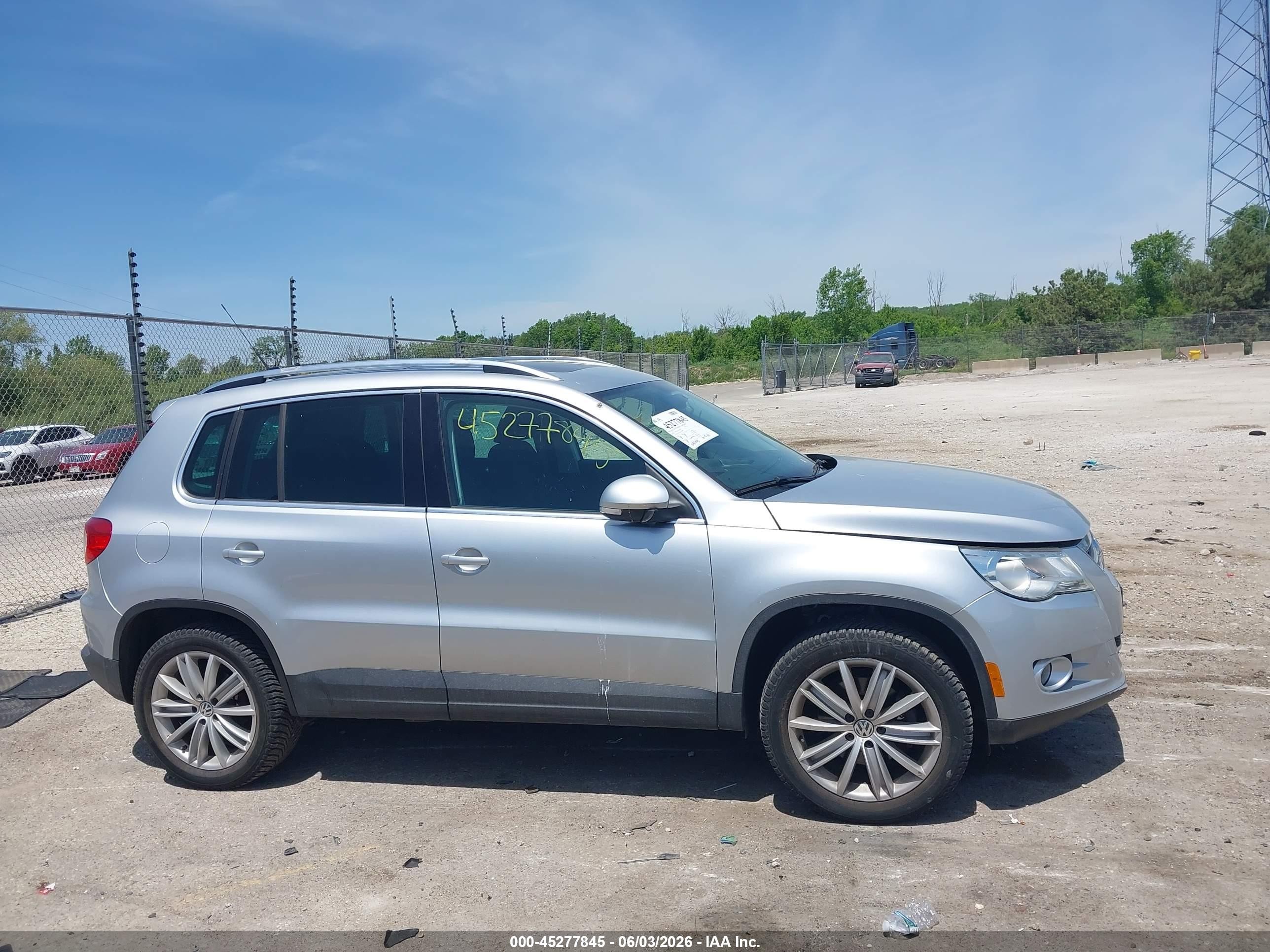 2010 Volkswagen Tiguan Se Gray vin: WVGAV7AX4AW509089