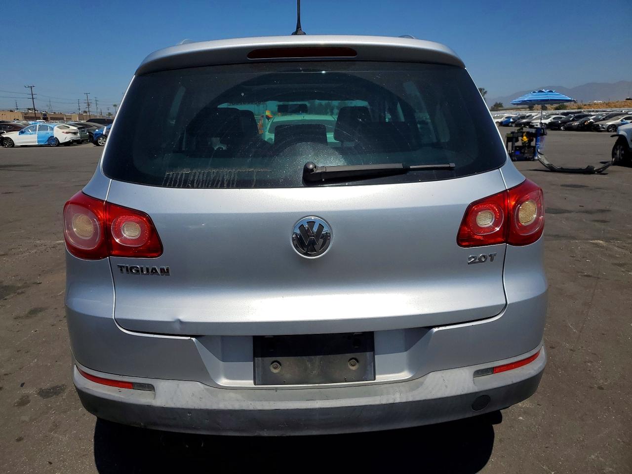 2011 Volkswagen Tiguan S Silver vin: WVGAV7AX4BW514665