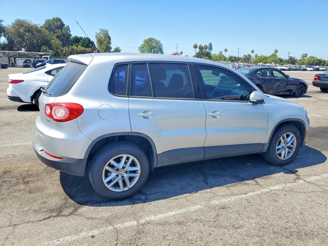 2011 Volkswagen Tiguan S Silver vin: WVGAV7AX4BW538268