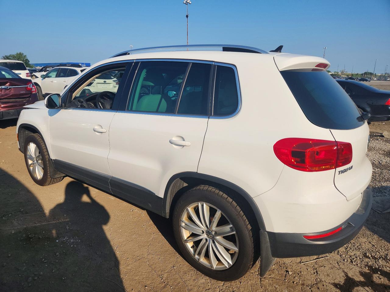 2013 Volkswagen Tiguan S White vin: WVGAV7AX4DW556403