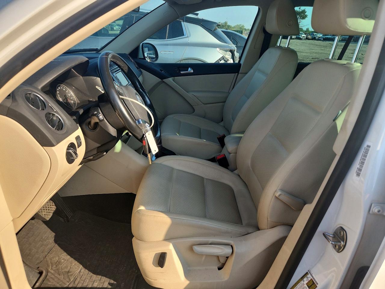 2013 Volkswagen Tiguan S White vin: WVGAV7AX4DW556403