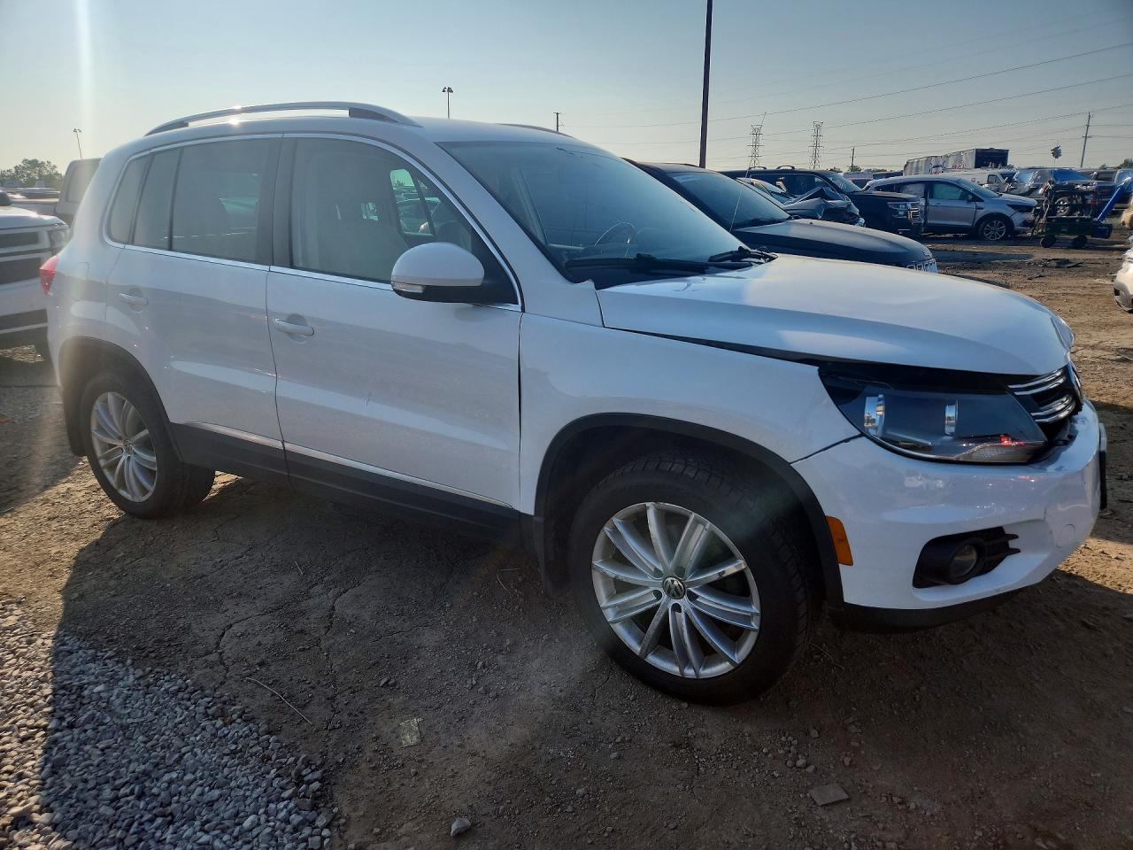 2013 Volkswagen Tiguan S White vin: WVGAV7AX4DW556403
