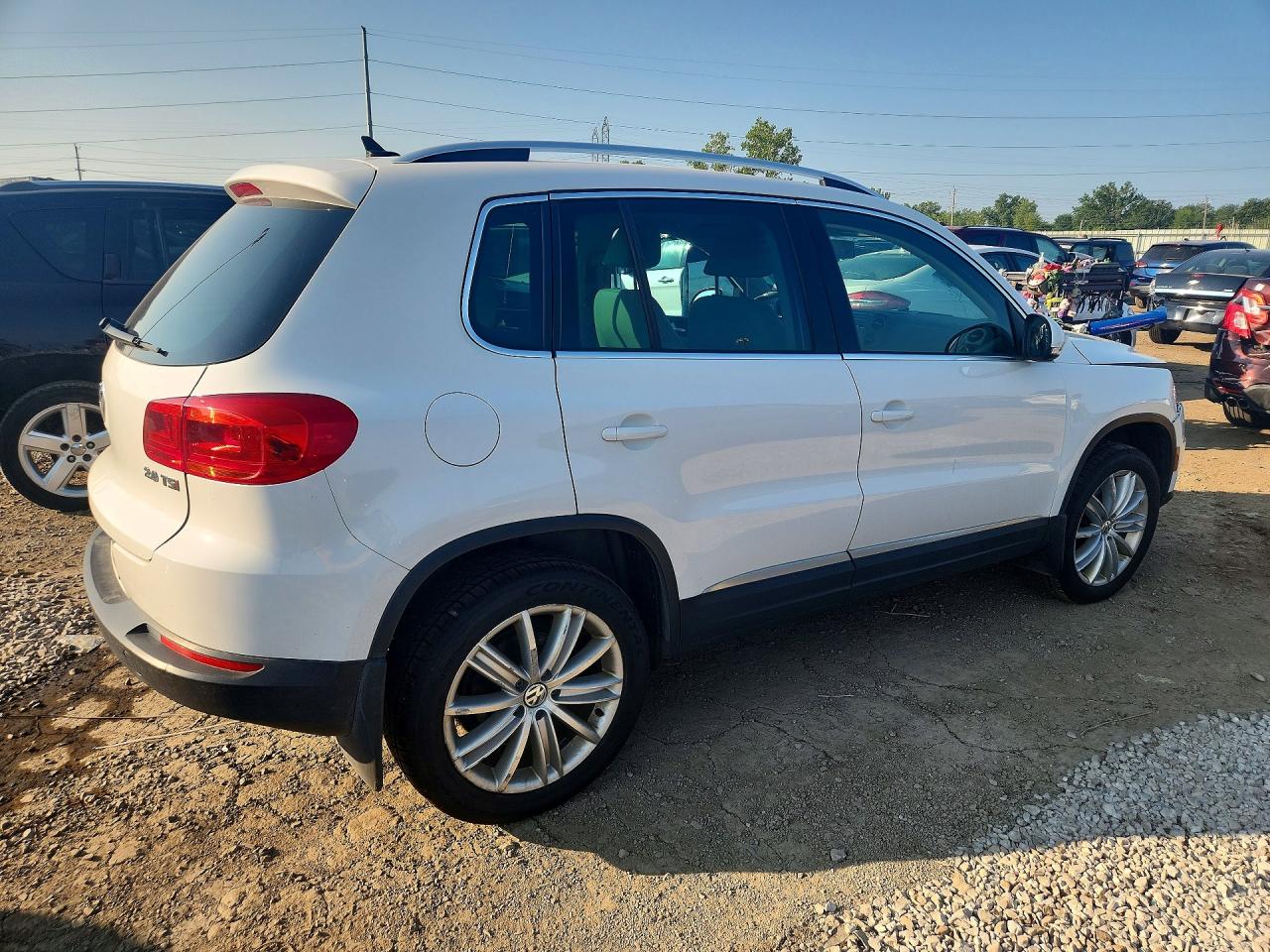 2013 Volkswagen Tiguan S White vin: WVGAV7AX4DW556403