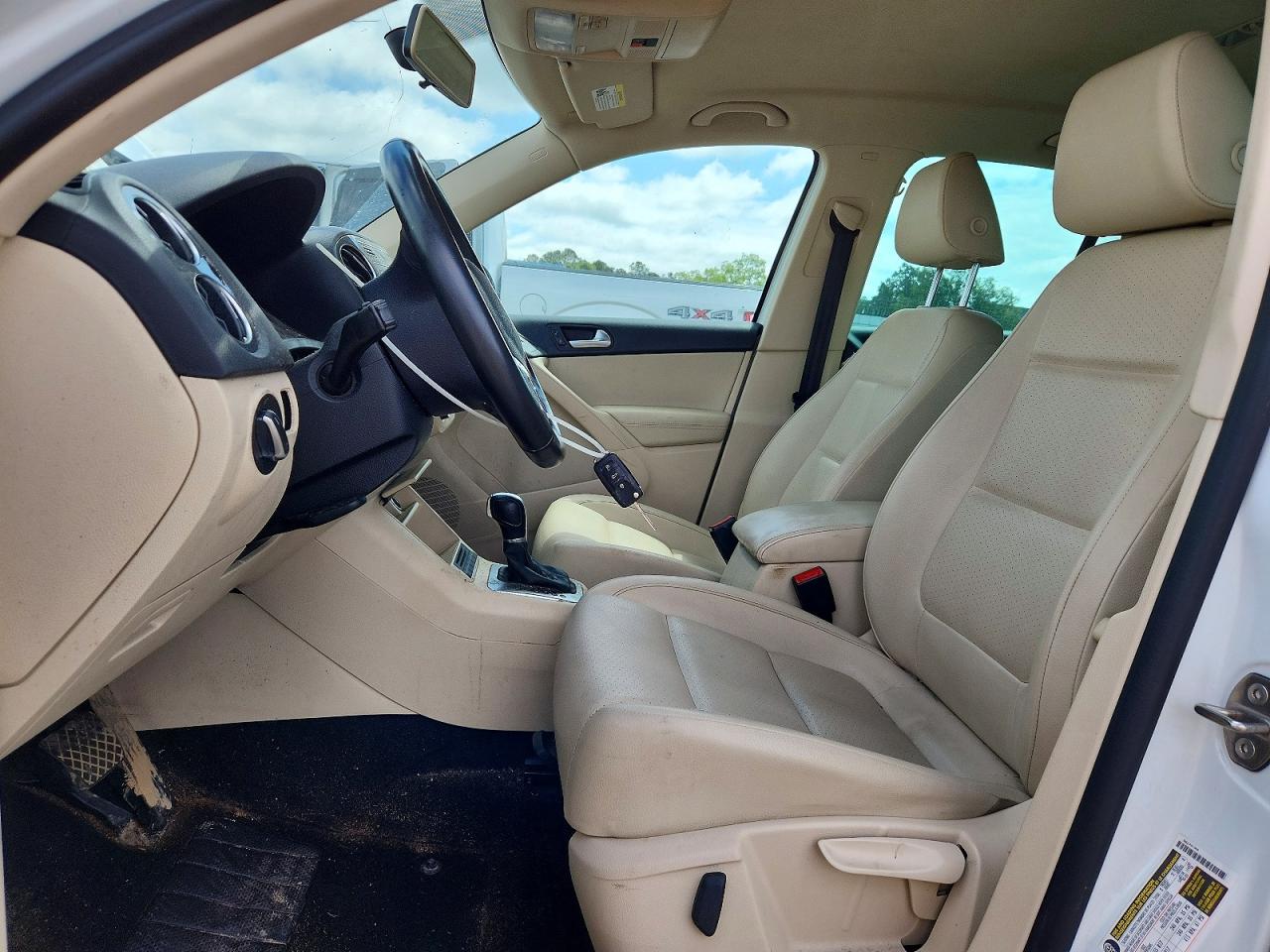 2015 Volkswagen Tiguan S White vin: WVGAV7AX4FW604176