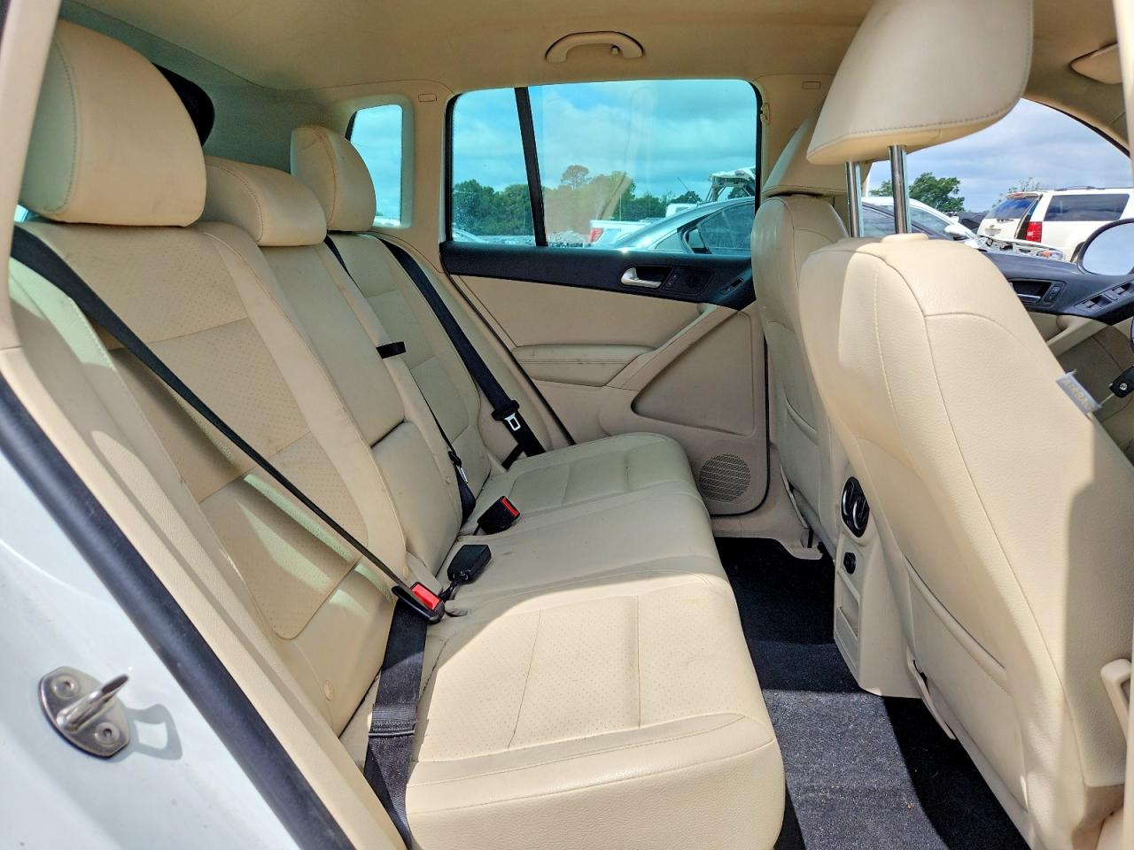2015 Volkswagen Tiguan S White vin: WVGAV7AX4FW604176