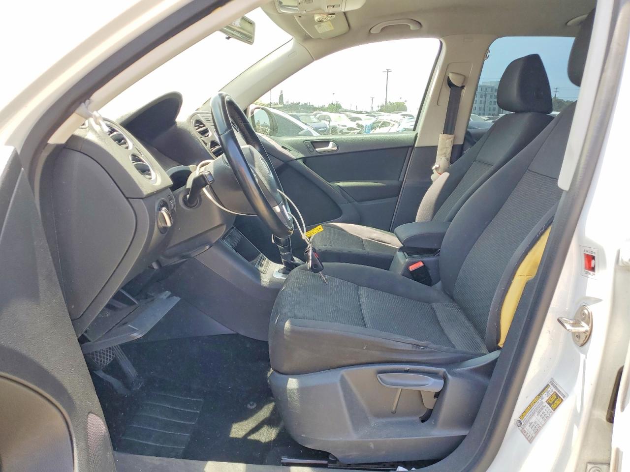 2015 Volkswagen Tiguan S White vin: WVGAV7AX4FW614495