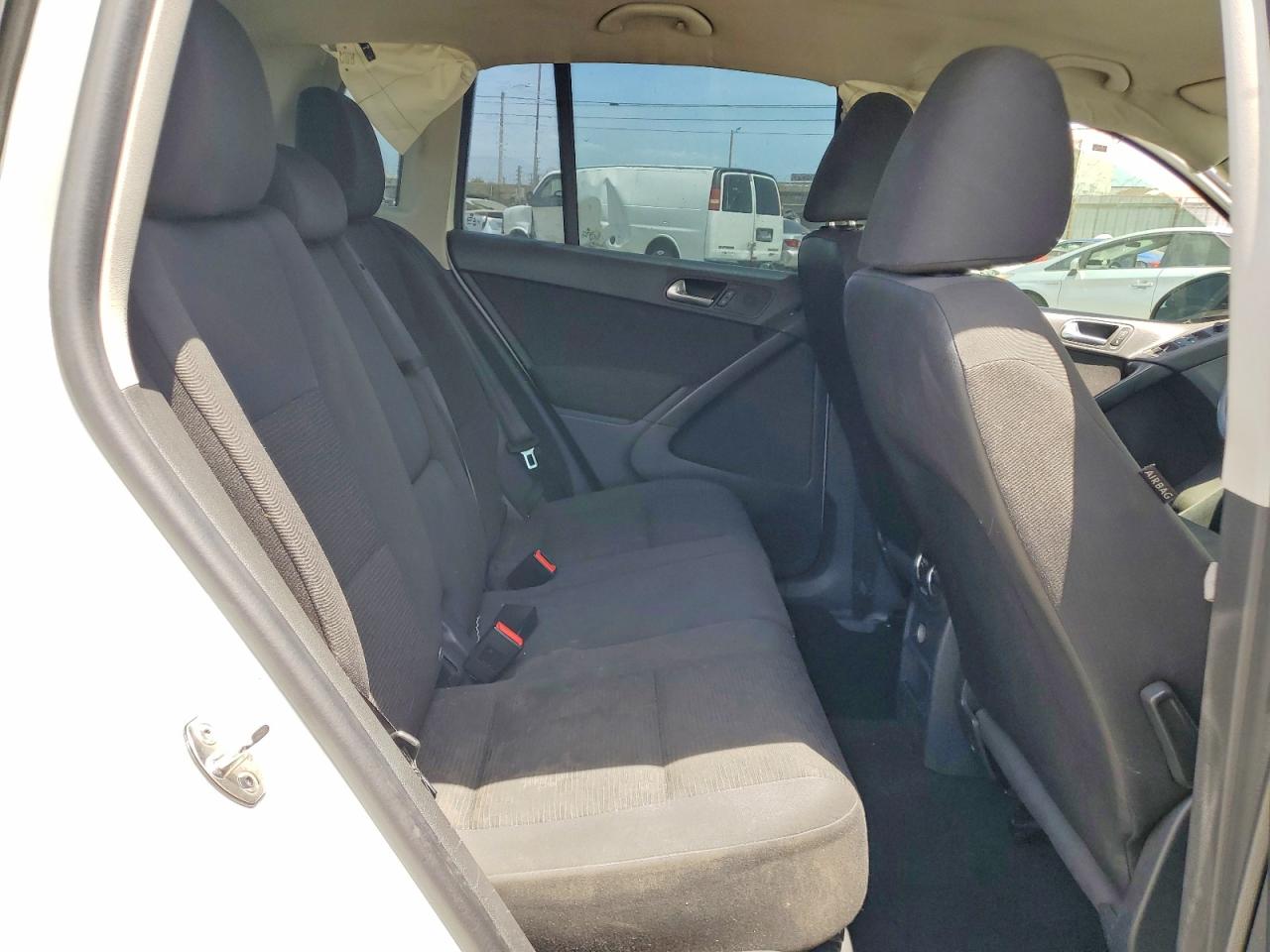 2015 Volkswagen Tiguan S White vin: WVGAV7AX4FW614495
