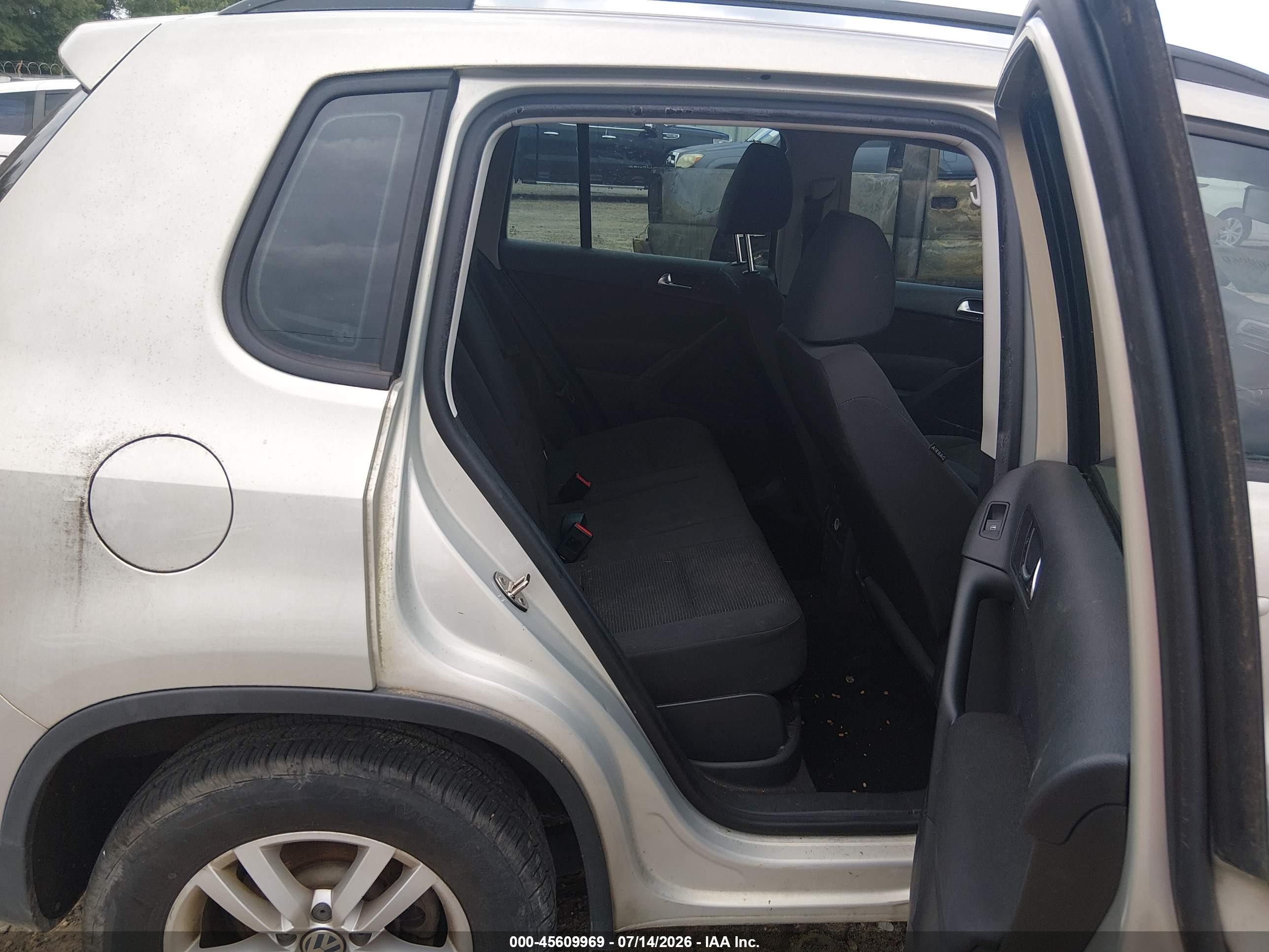 2015 Volkswagen Tiguan S Silver vin: WVGAV7AX4FW615923