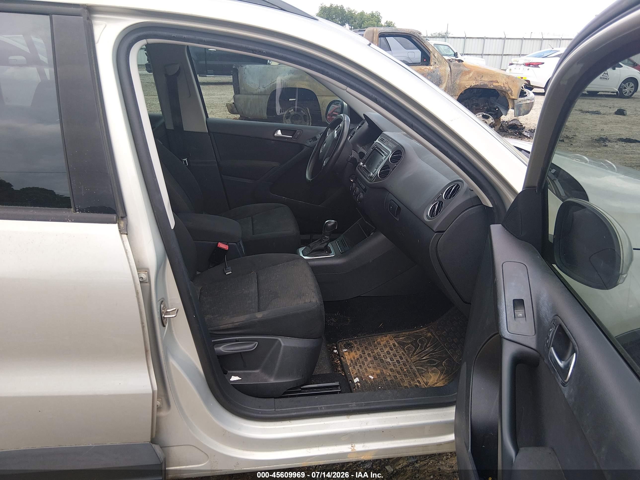 2015 Volkswagen Tiguan S Silver vin: WVGAV7AX4FW615923