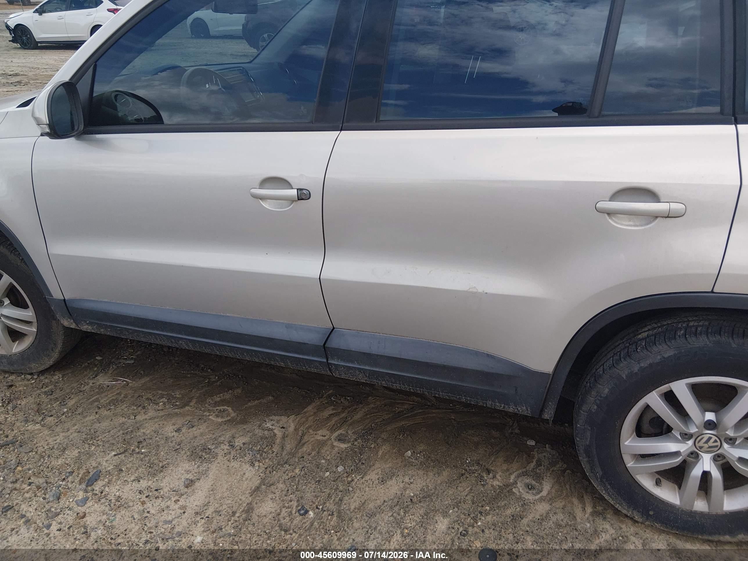 2015 Volkswagen Tiguan S Silver vin: WVGAV7AX4FW615923