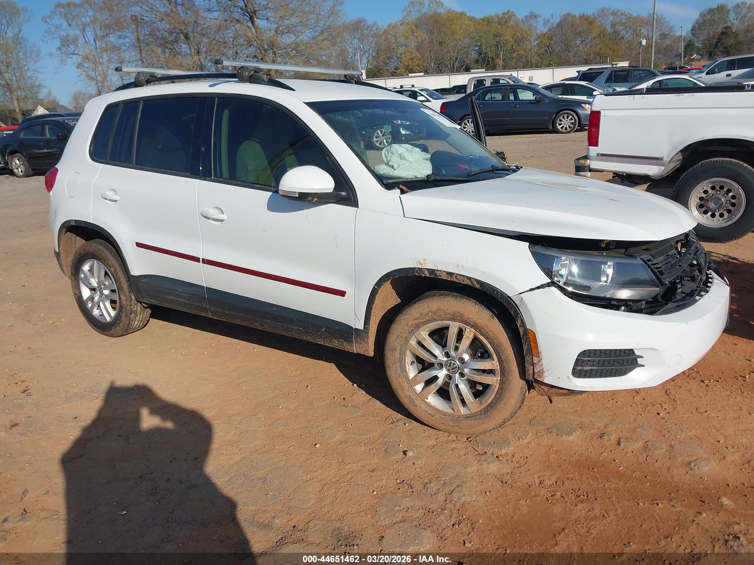 2017 Volkswagen Tiguan 2.0t/2.0t S White vin: WVGAV7AX4HK023612
