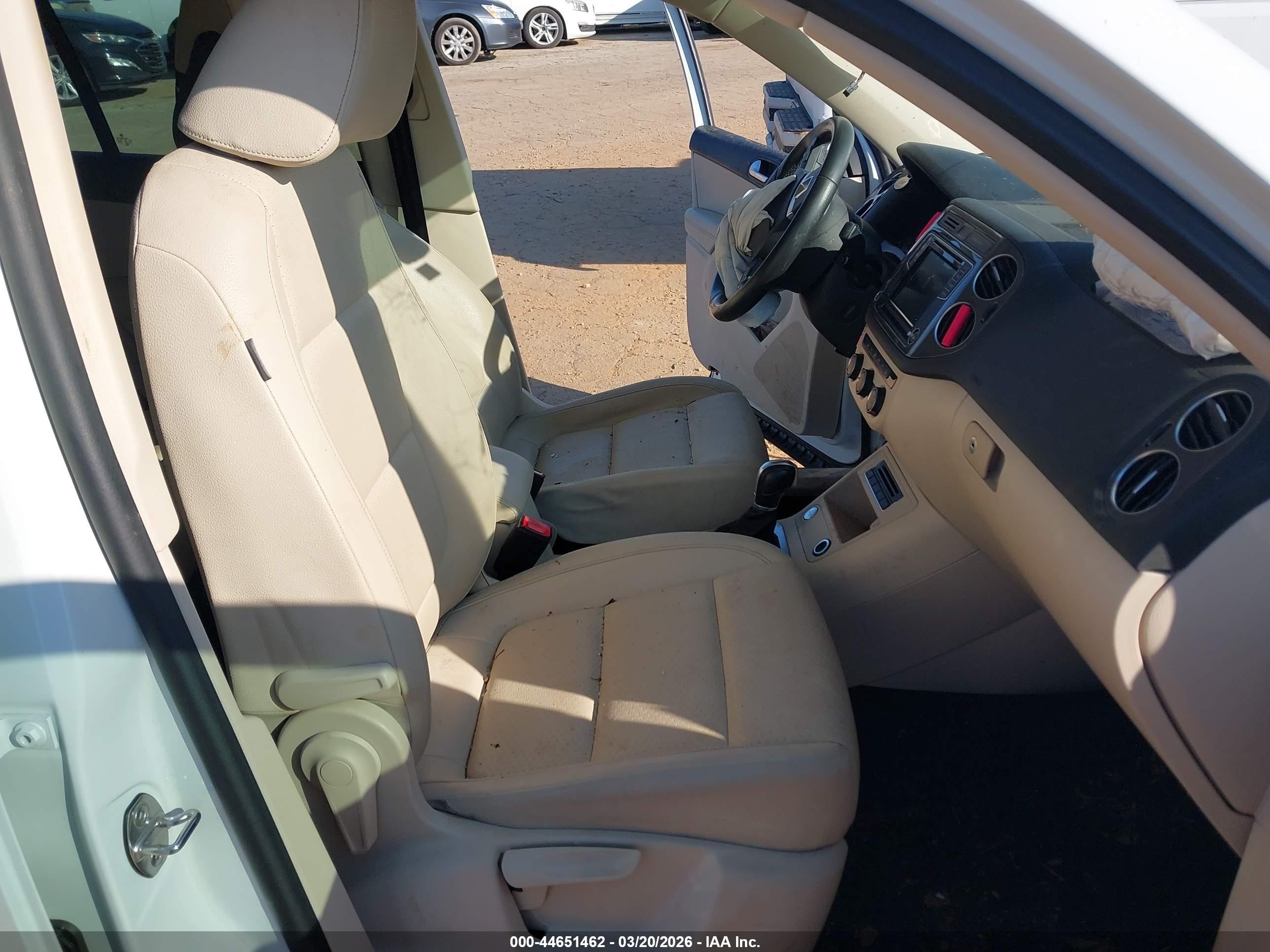 2017 Volkswagen Tiguan 2.0t/2.0t S White vin: WVGAV7AX4HK023612