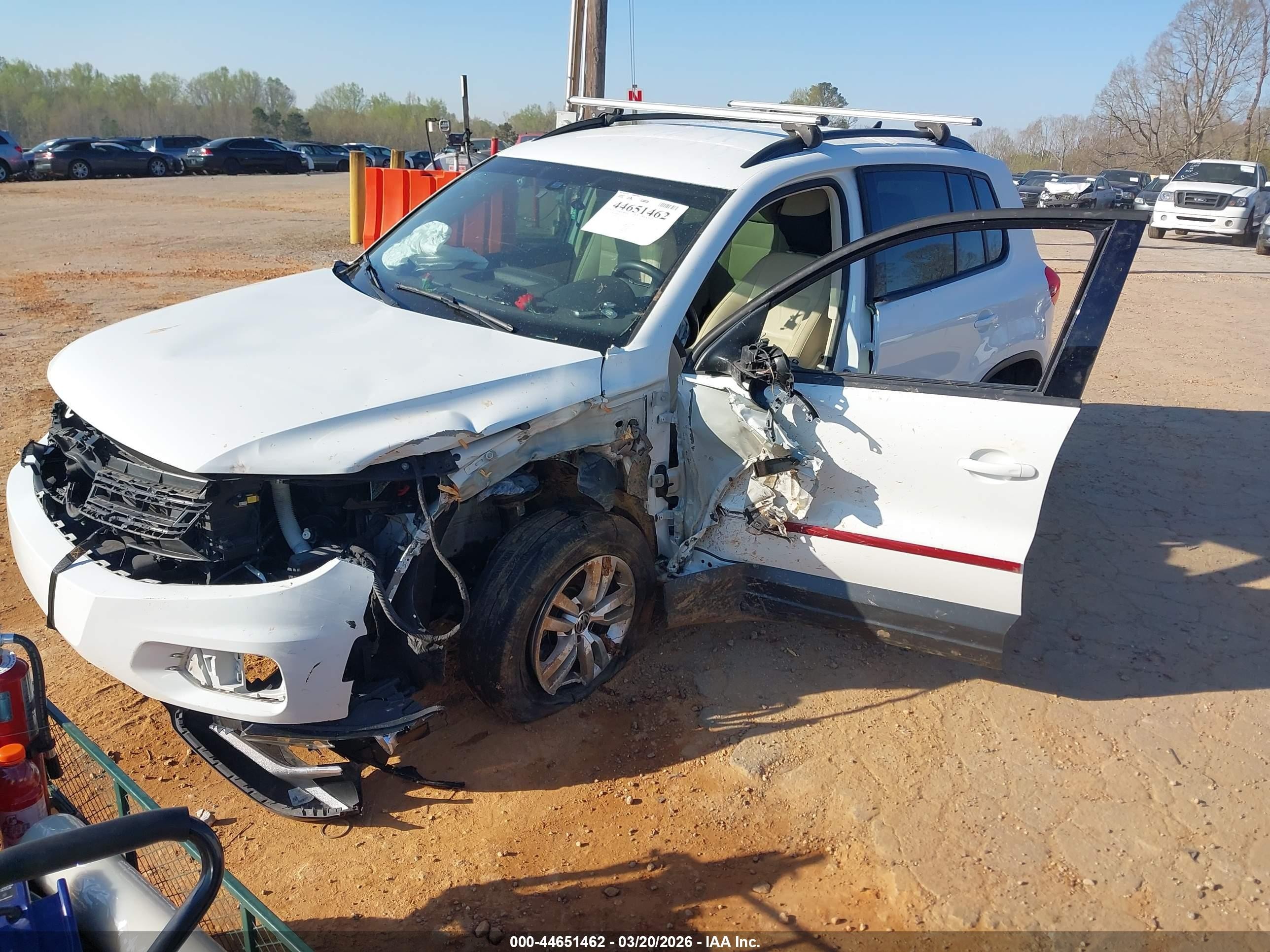 2017 Volkswagen Tiguan 2.0t/2.0t S White vin: WVGAV7AX4HK023612