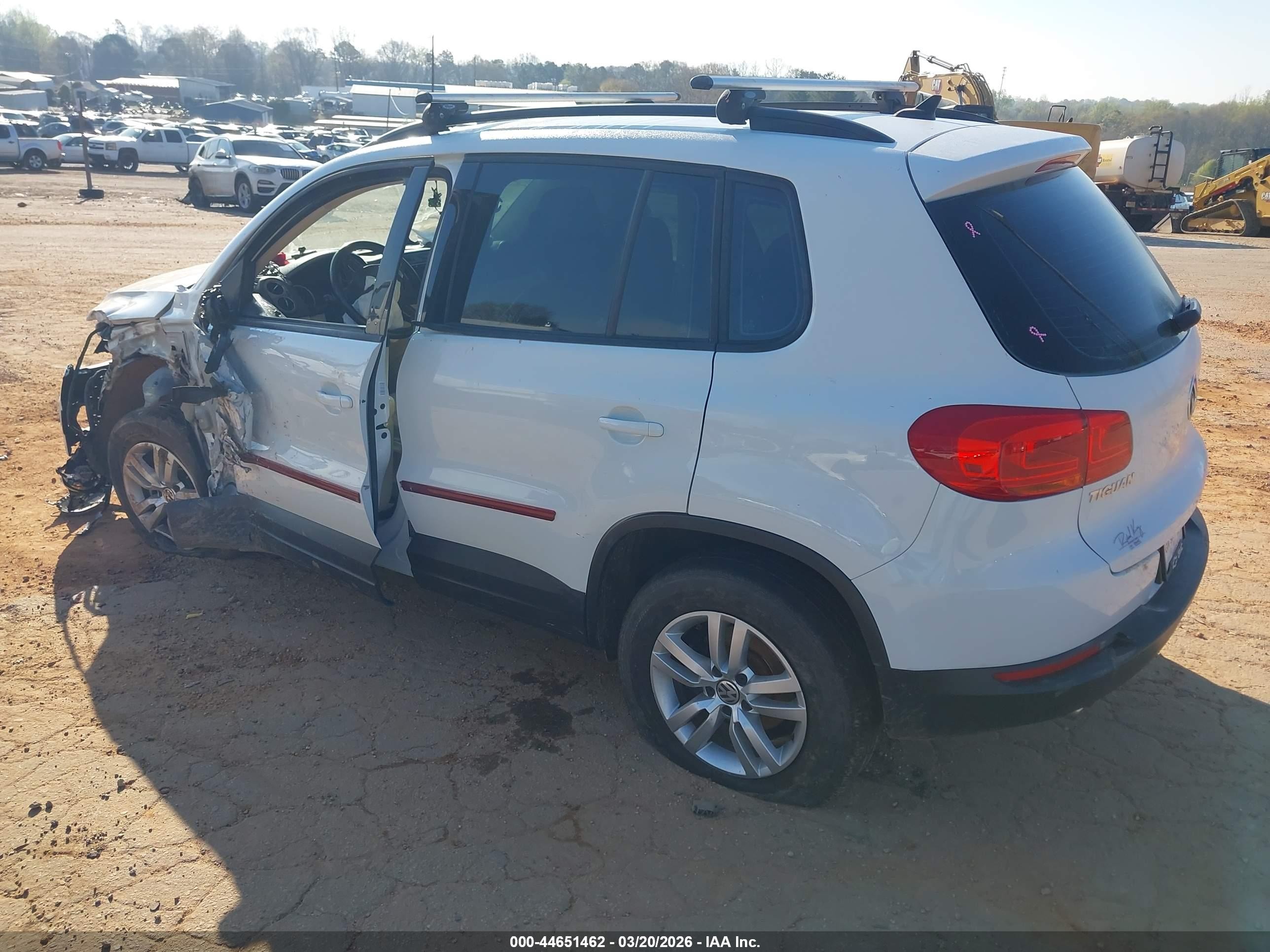 2017 Volkswagen Tiguan 2.0t/2.0t S White vin: WVGAV7AX4HK023612
