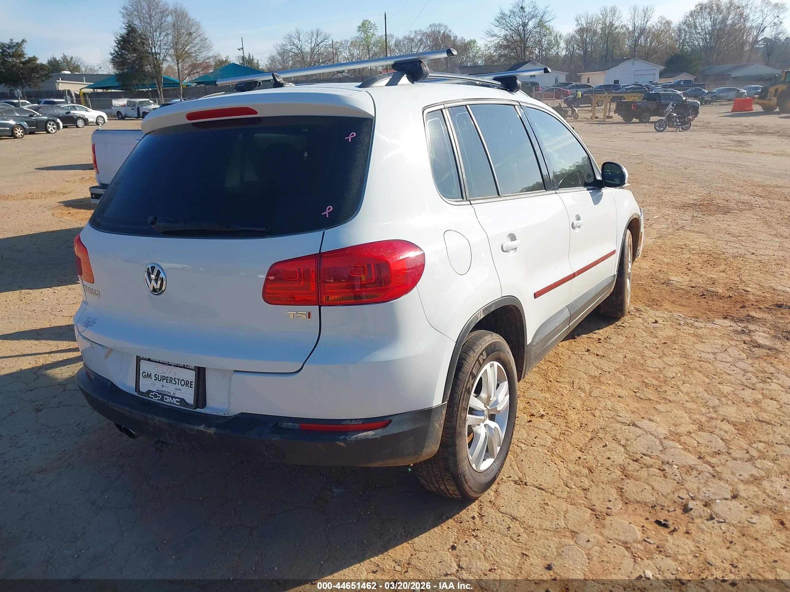 2017 Volkswagen Tiguan 2.0t/2.0t S White vin: WVGAV7AX4HK023612