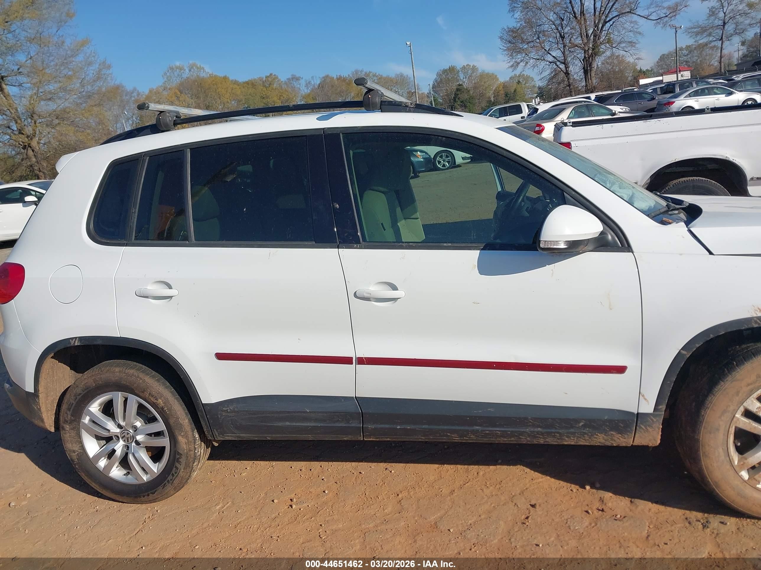 2017 Volkswagen Tiguan 2.0t/2.0t S White vin: WVGAV7AX4HK023612