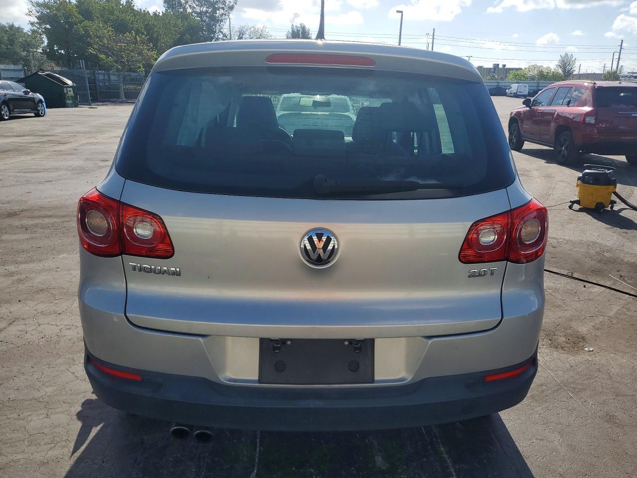 2011 Volkswagen Tiguan S Gray vin: WVGAV7AX5BW527196