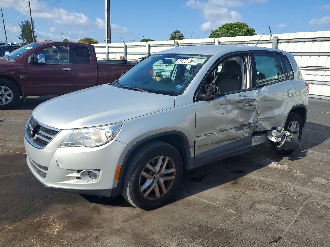 2011 Volkswagen Tiguan S Gray vin: WVGAV7AX5BW527196