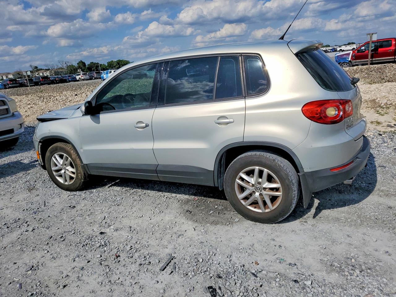 2011 Volkswagen Tiguan S Серебряный vin: WVGAV7AX5BW548727
