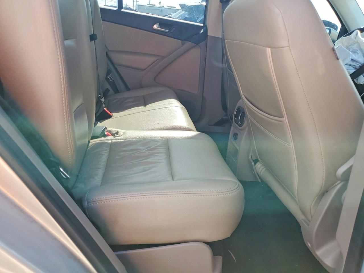 2011 Volkswagen Tiguan S Серебряный vin: WVGAV7AX5BW548727