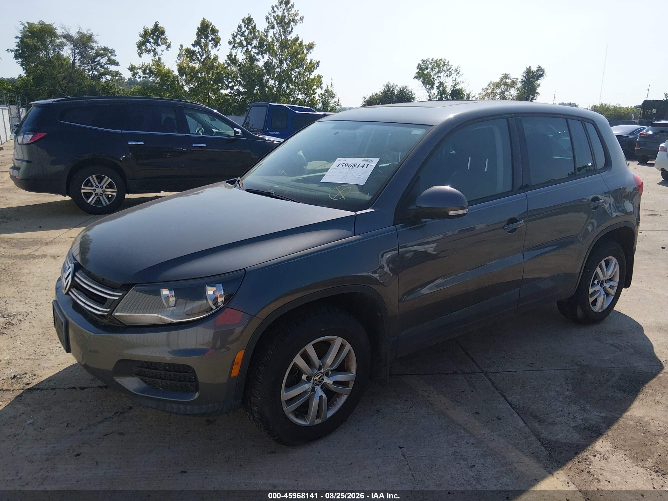 2012 Volkswagen Tiguan Le Gray vin: WVGAV7AX5CW004939
